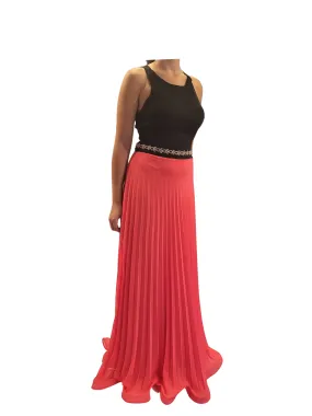 Abito da donna di colore nero ed arancio