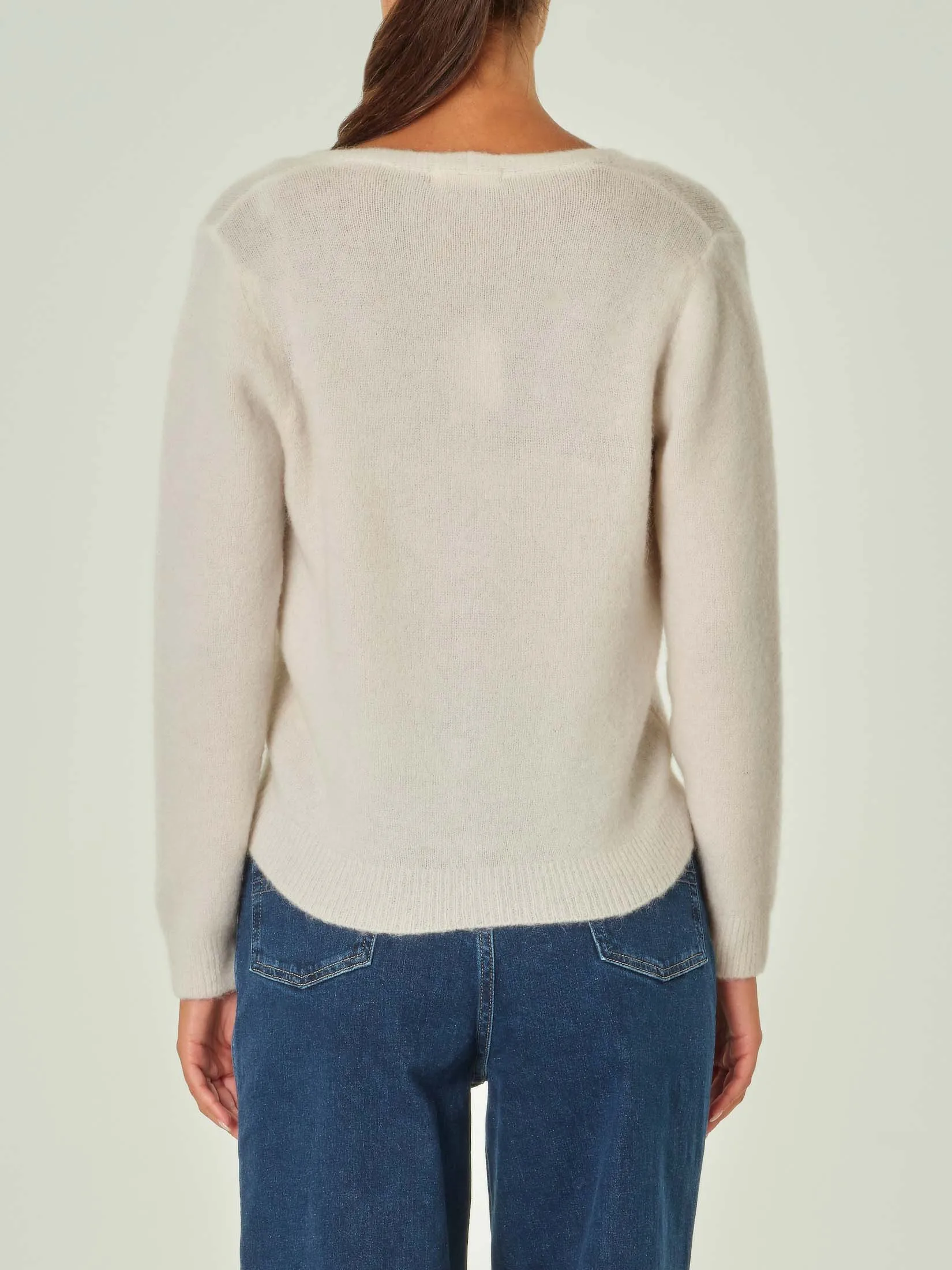 Cardigan panna in maglia di misto lana e alpaca con scollo profondo a V e chiusura a bottoni