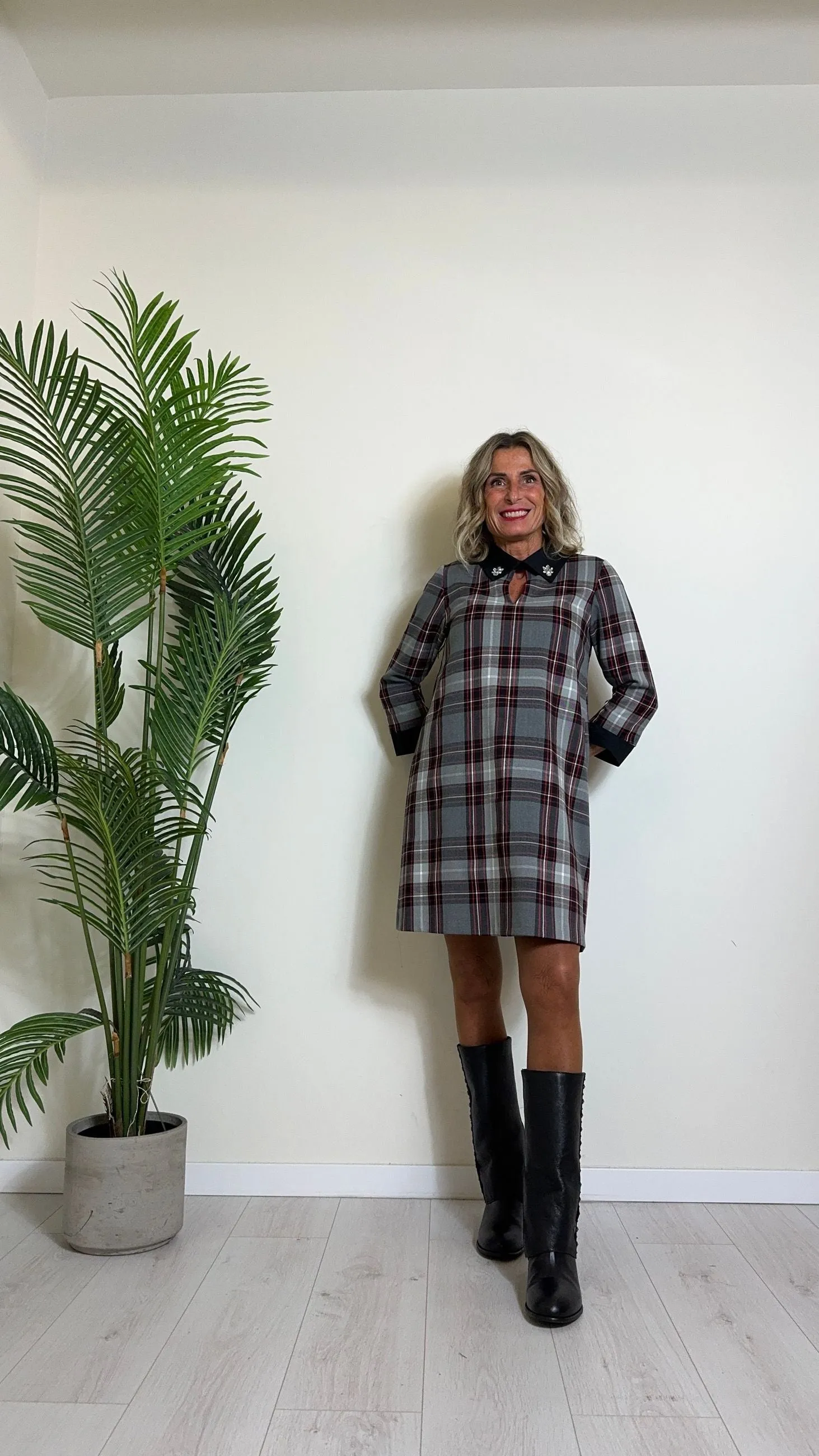 GIORGIA & JHONS - 60329FW24 - ABITO POLIVISCOSA CHECK, SCOLLO A GOCCIA CON COLLETTO CABOCHON CUCITI